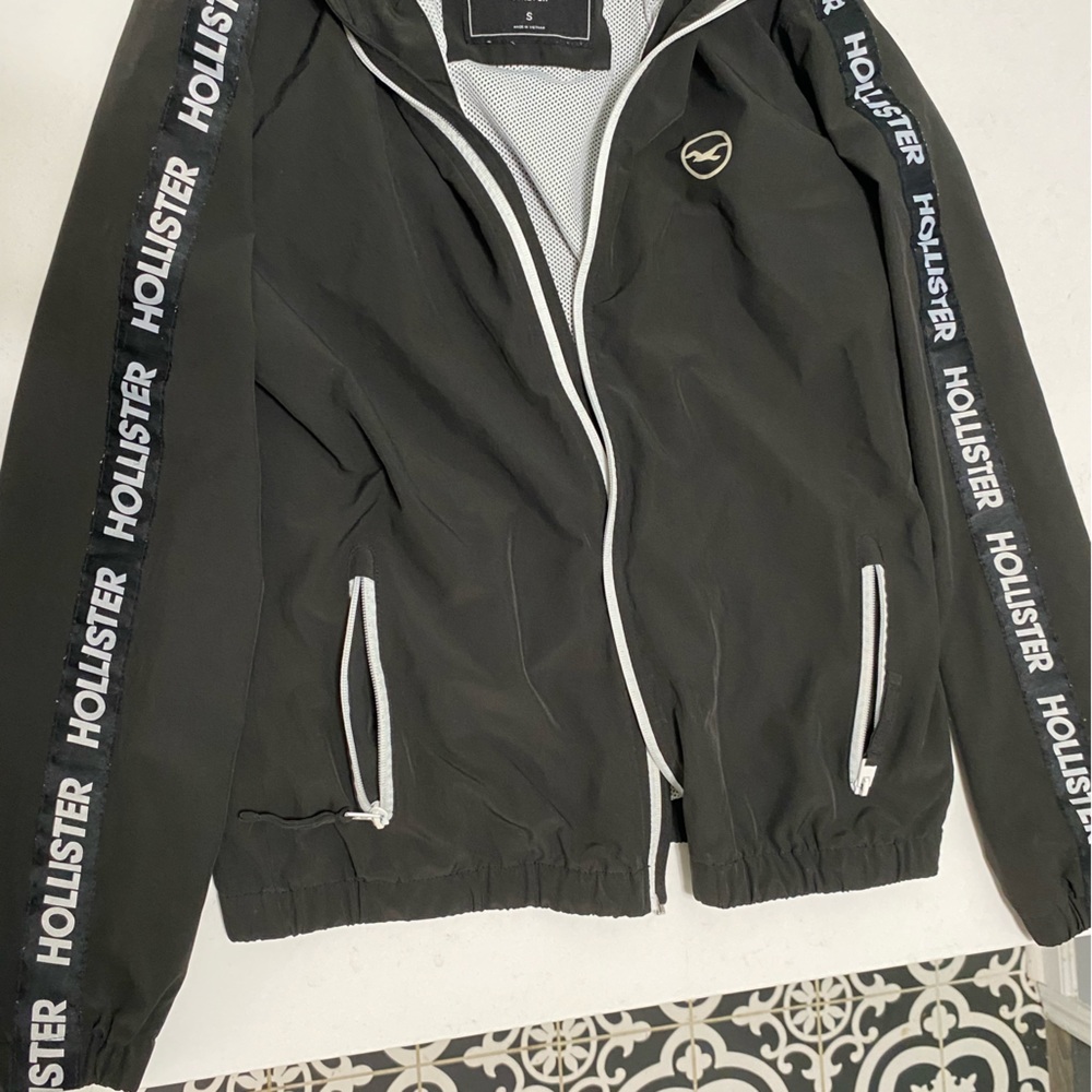 Vintage Hollister black windbreaker jacket size small. This jacket is Unisex.